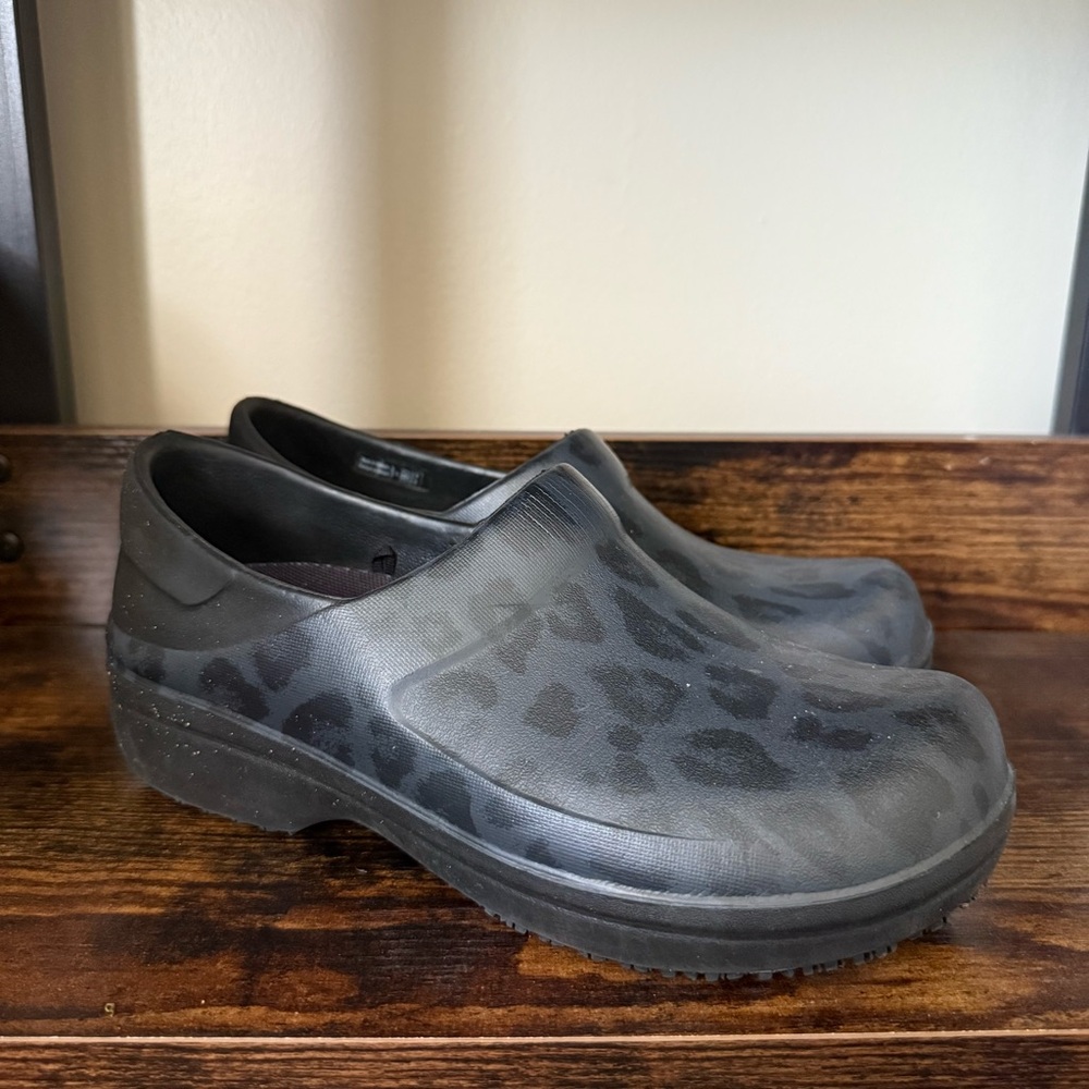 Crocs Neria Pro II Graphic Slip-Resistant Work Clogs Women’s Size 6